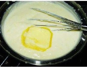 奶黄包,加热至冒大泡至呈浓浓稠状关火趁热加入奶油融化,拌匀成奶黄馅,盖上保鲜膜冷却厚放冰箱冷藏