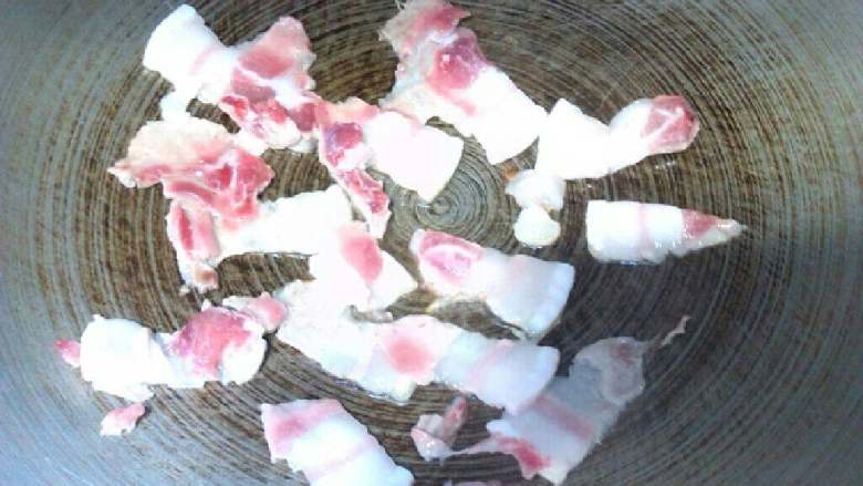 淮山炒五花肉,五花肉下锅煎至出油，加入蒜苗翻炒下盐再翻炒。