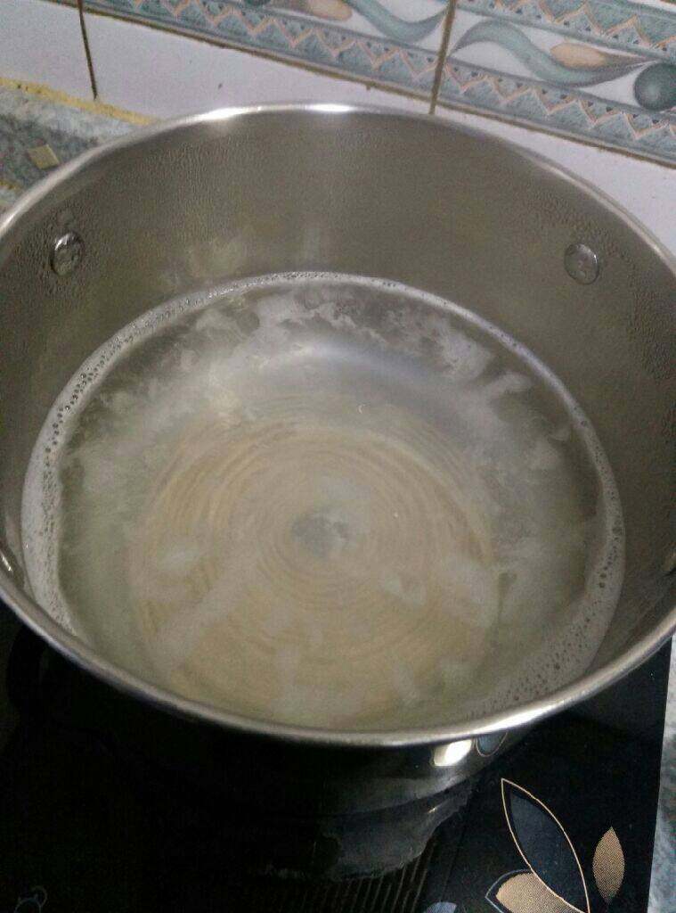 生日面,水开后下入面，以筷子轻轻搅动以防沾锅。