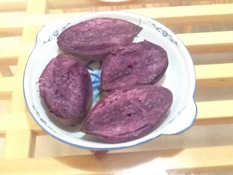 椰蓉紫薯饼,煮熟紫薯，打成泥。