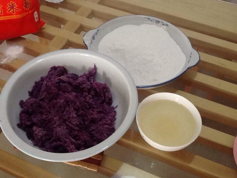 椰蓉紫薯饼,混合<a style='color:red;display:inline-block;' href='/shicai/ 10588'>糖</a><a style='color:red;display:inline-block;' href='/shicai/ 156925'>水</a>和<a style='color:red;display:inline-block;' href='/shicai/ 520'>糯米粉</a>。