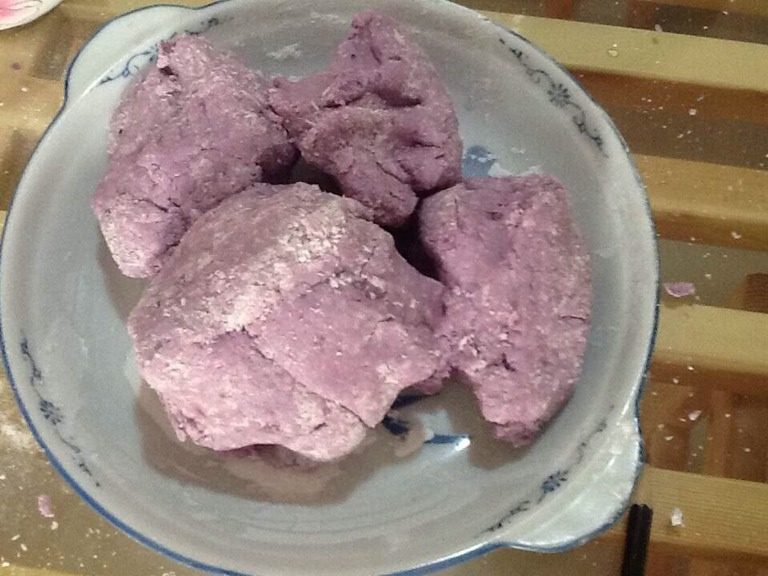 椰蓉紫薯饼,用饼模压成型。