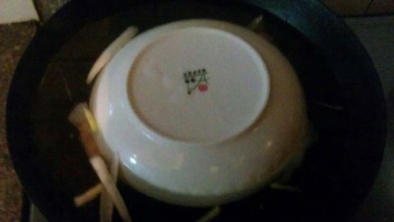 盐水鸭腿,在锅中放入一只比锅口小的盘子,用盘子把鸭腿压在下面,这样煮出来的鸭肉嫩。大火烧开后煮15分钟,停火。