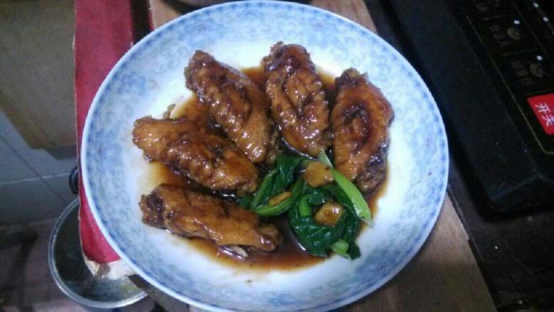 可乐鸡翅,大火烧开后转小火慢慢熬至收汁，上盘，完成