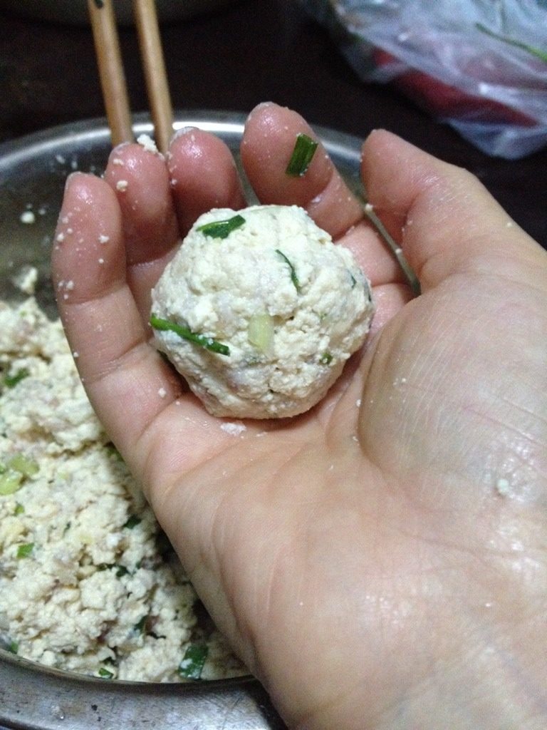 豆腐果,如图用手捏圆
