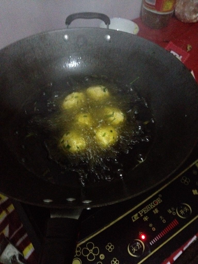 豆腐果,如图小火油炸十分钟大换大火