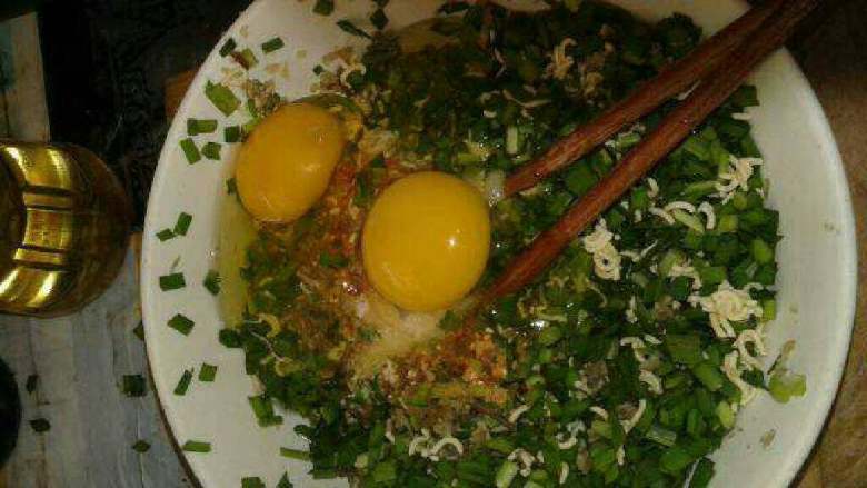 韭菜鸡蛋饺子,搅拌均匀，放点盐，<a style='color:red;display:inline-block;' href='/shicai/ 717'>味精</a>，香油，<a style='color:red;display:inline-block;' href='/shicai/ 9613'>辣椒面</a>。