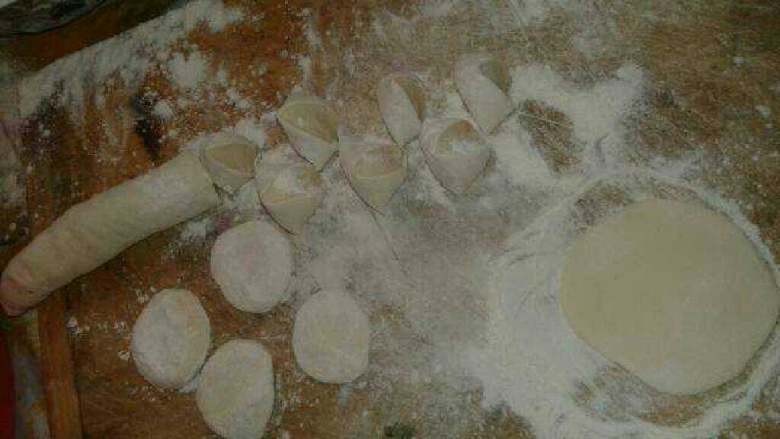 韭菜鸡蛋饺子,面发好了，开始擀面皮