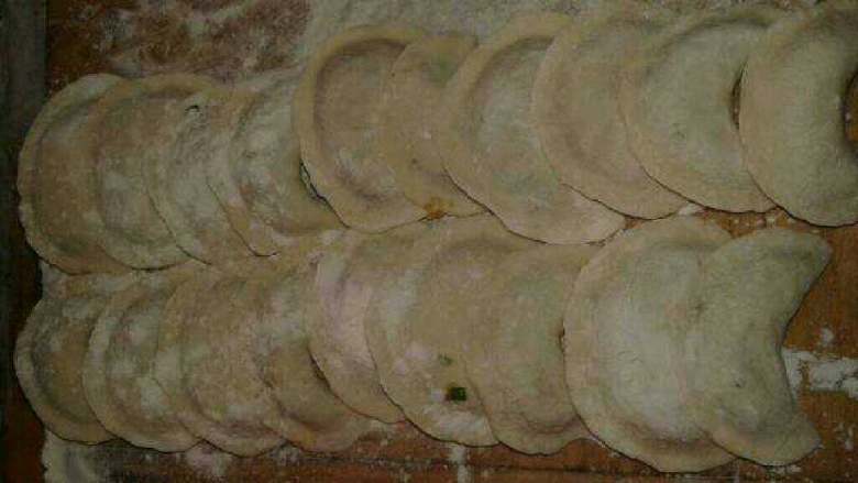 韭菜鸡蛋饺子,依次包好