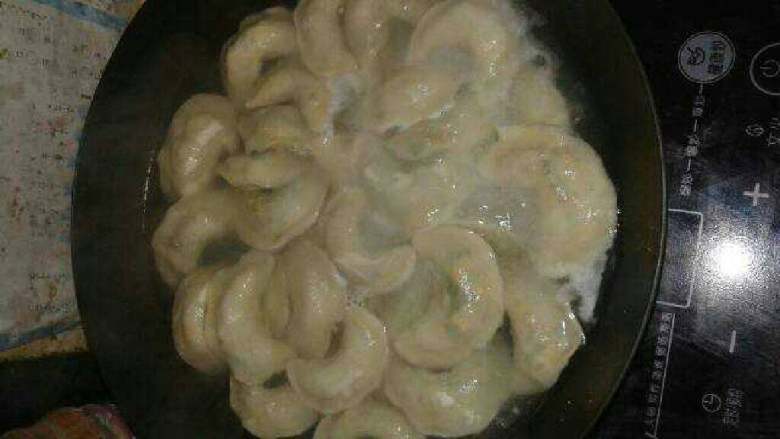 韭菜鸡蛋饺子,锅里烧开，放进饺子滚熟
