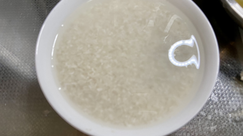 五花肉焖饭,大米淘洗干净,清水浸泡备用