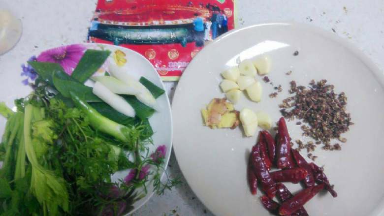 火锅鱼,切好大葱姜蒜<a style='color:red;display:inline-block;' href='/shicai/ 125'>芹菜</a>,洗好香菜备用。准备火锅料。
干辣椒温水浸泡一下捞出(可防止煎时变色)