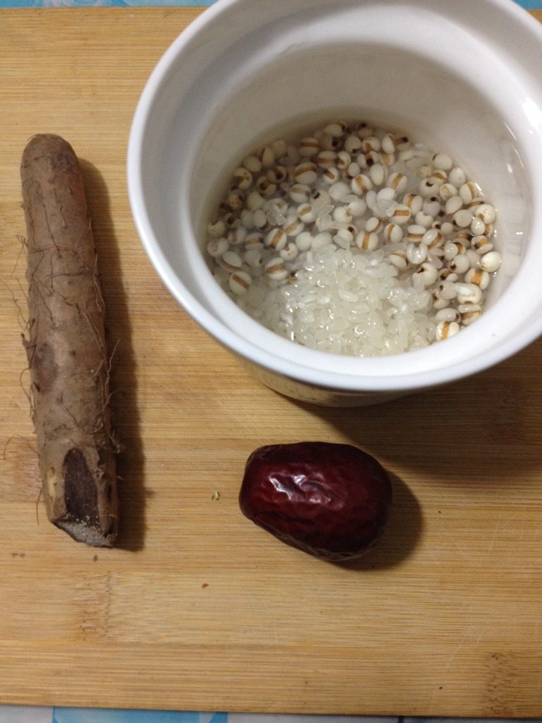 山药薏米红枣粥,如图准备食材