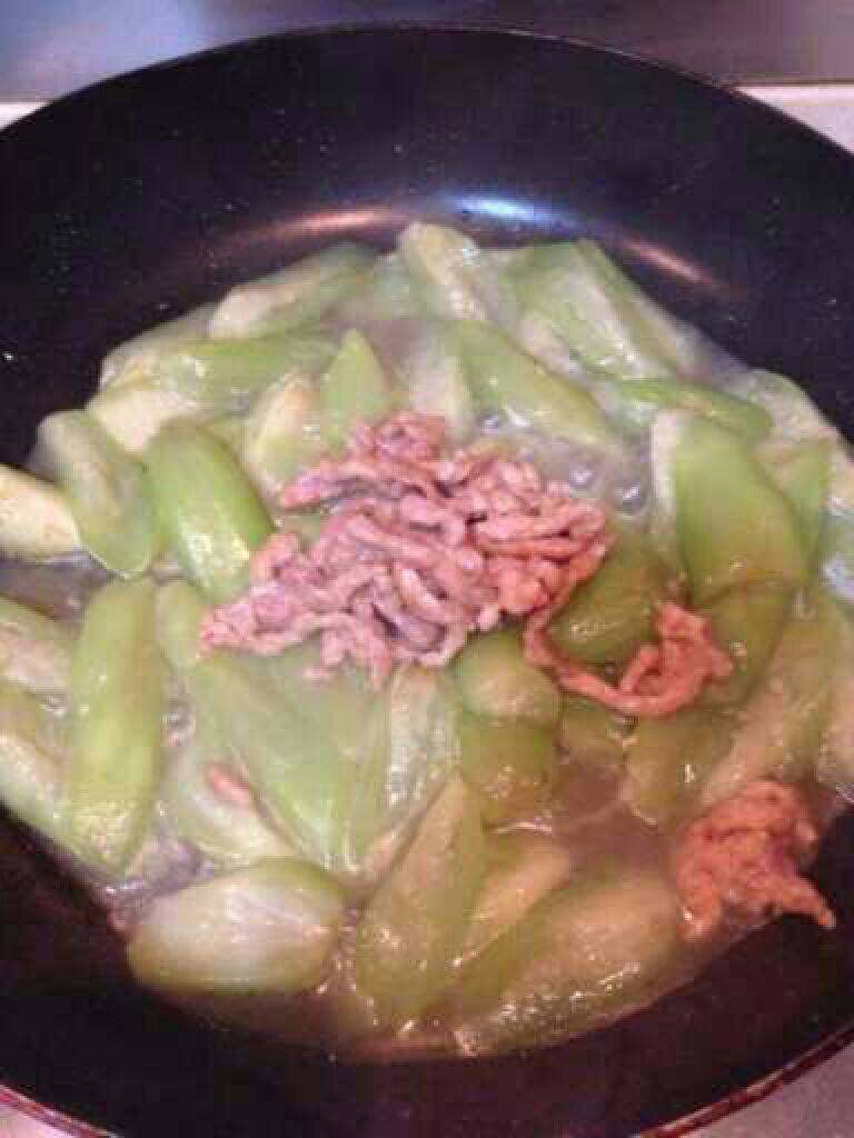 丝瓜炒肉丝,倒入半成熟肉丝,改中火快速翻炒,避免汤汁收干