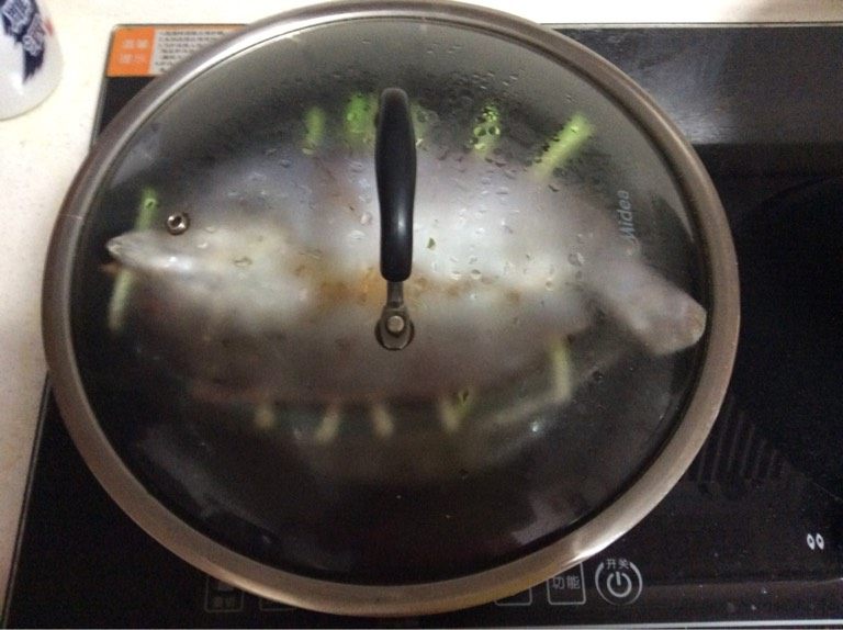 新手级别宴客菜 油葱鮸鱼,如图做锅热水,上气后上锅蒸,400g开背的鱼一般蒸4到5分钟就熟透了(要是怕生可拿筷子插鱼身肉最厚处,轻易插透就是熟了)