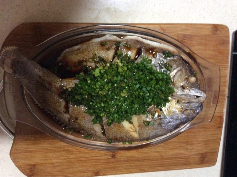 新手级别宴客菜 油葱鮸鱼,再淋上料汁,热锅做油,油热后淋到葱末和鱼上。完成