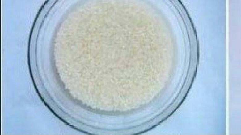 【DIY香肠焖米饭】,<a style='color:red;display:inline-block;' href='/shicai/ 492'>大米</a>淘净后，加入适量水，放入电饭锅中焖制。