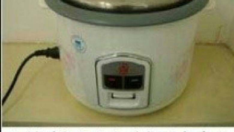 【DIY香肠焖米饭】,盖上盖子继续加热，电饭锅自动断电后，继续焖制10分钟。