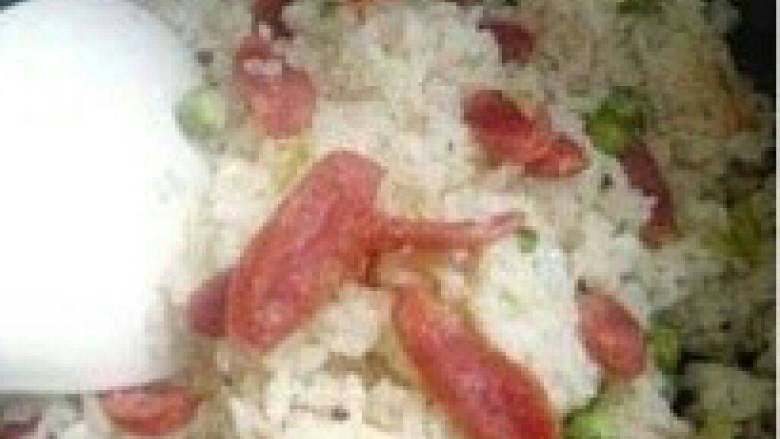 【DIY香肠焖米饭】,吃之前搅拌一下，装碗吃。