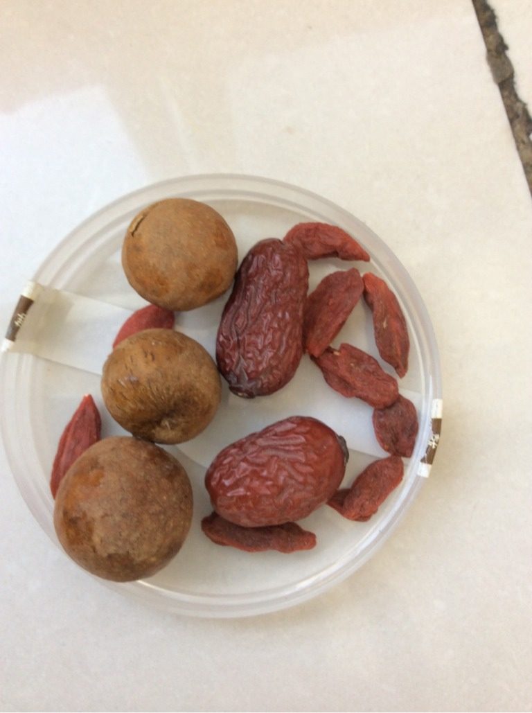 红糖糯米藕,藕放锅里加水，水没过藕即可，然后可以放入<a style='color:red;display:inline-block;' href='/shicai/ 866'>冰糖</a>，<a style='color:red;display:inline-block;' href='/shicai/ 882'>红糖</a>，<a style='color:red;display:inline-block;' href='/shicai/ 2470'>红枣</a>，<a style='color:red;display:inline-block;' href='/shicai/ 593'>桂圆</a>，<a style='color:red;display:inline-block;' href='/shicai/ 673'>枸杞</a>