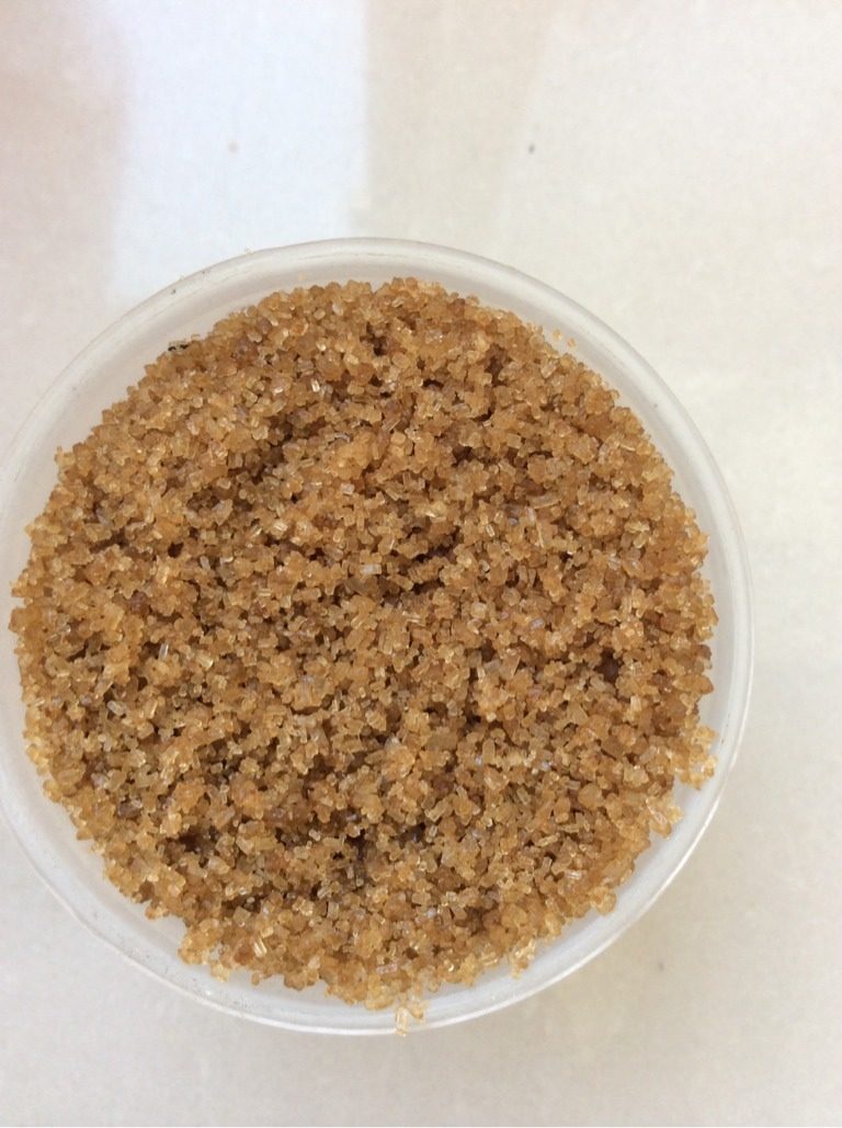 红糖糯米藕,灌好米用之前切的藕头盖上用牙签固定住，也可以用棉绳捆结实了