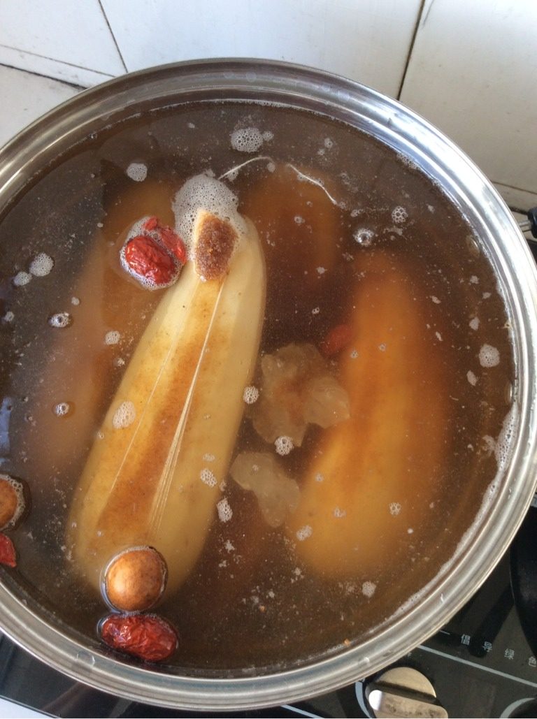 红糖糯米藕,大火开锅后用小火慢慢煮2--3个小时，然后焖上入甜味