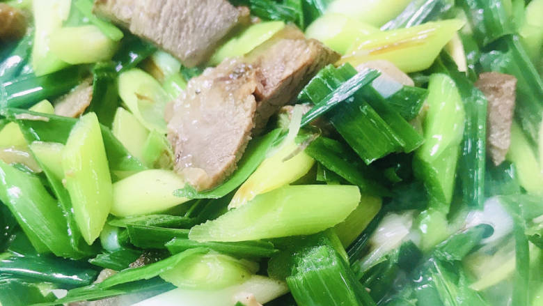 蒜苗炒牛肉,翻拌均匀