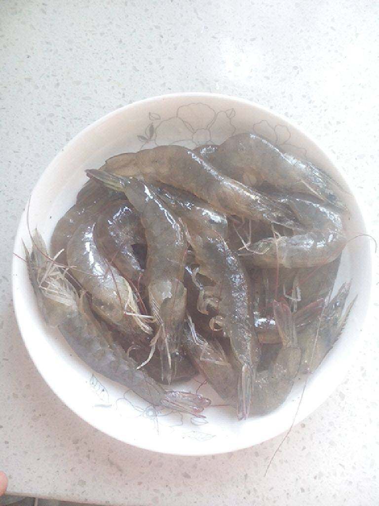 牛奶咖喱虾,将<a style='color:red;display:inline-block;' href='/shicai/ 300'>虾</a>用<a style='color:red;display:inline-block;' href='/shicai/ 724'>胡椒</a>粉腌制半小时入味