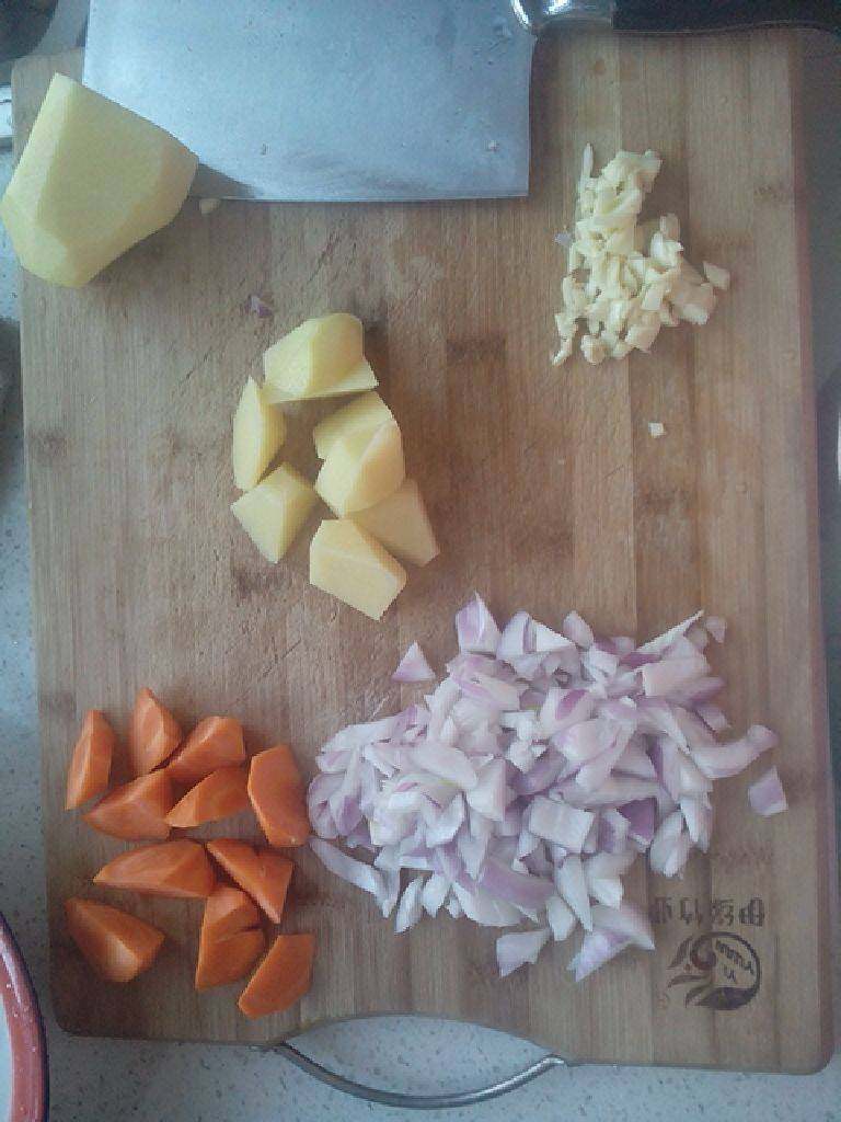 牛奶咖喱虾,把配菜切好