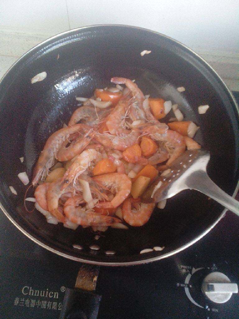 牛奶咖喱虾,把蒜爆香放<a style='color:red;display:inline-block;' href='/shicai/ 23'>土豆</a>和<a style='color:red;display:inline-block;' href='/shicai/ 25'>胡萝卜</a>先抄下再放<a style='color:red;display:inline-block;' href='/shicai/ 29'>洋葱</a>最后放虾