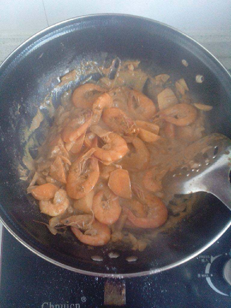 牛奶咖喱虾,虾变色后放<a style='color:red;display:inline-block;' href='/shicai/ 693'>咖喱</a>抄一会再放<a style='color:red;display:inline-block;' href='/shicai/ 219'>牛奶</a>喂下就可以出锅啦