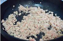 香菇卤肉燥,锅中热油,加入五花肉末炒至五花肉变色
