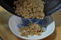 菊花石榴鸡,放盐、胡椒粉,香油,淋入湿淀粉,出锅倒入盘中