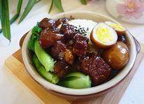 台式卤肉饭,盛上一碗白米饭,放上卤蛋,再放上一大勺卤肉在上面,那叫一个香啊