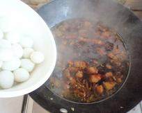 台式卤肉饭,小火炖煮30分钟后,加入鹌鹑蛋。