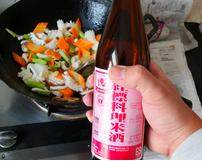 生炒墨鱼,倒入米酒再炒约30秒,加入食盐、白砂糖调味