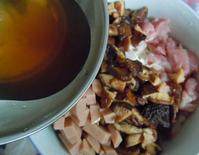 糯米灌肠,倒入味精2克 盐3克,白糖3克,1汤勺半料酒