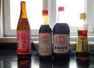 台湾三杯鸡,酱油和酱油膏倒在杯子内混合、搅拌均匀,配成酱油汁
