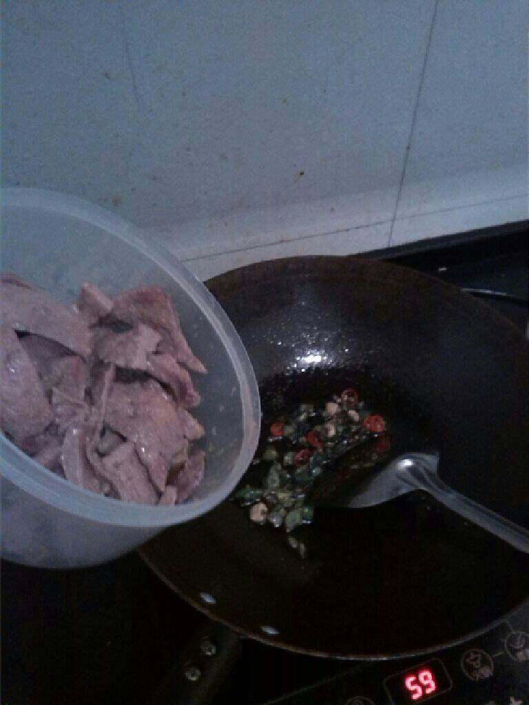 鲜嫩猪肝,开大火加入猪肝，快速翻炒几分钟后出锅
