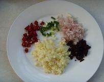 避风塘炒虾,洋葱切粒,豆豉切碎,蒜切碎末,干辣椒、<a style='color:red;display:inline-block;' href='/shicai/ 3232'>香葱</a>切小段