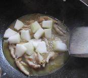 泰式咖喱冬瓜鸡爪,下冬瓜煮至软，调入鱼露，淋上柠檬汁即可