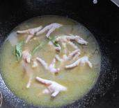 泰式咖喱冬瓜鸡爪,加入椰浆和椰糖煮5分钟