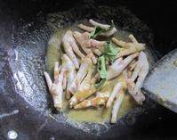 泰式咖喱冬瓜鸡爪,炒锅加<a style='color:red;display:inline-block;' href='/shicai/ 846'>色拉油</a>将绿咖喱炒香加4勺<a style='color:red;display:inline-block;' href='/shicai/ 635'>椰浆</a>拌匀，下鸡爪、柠檬叶