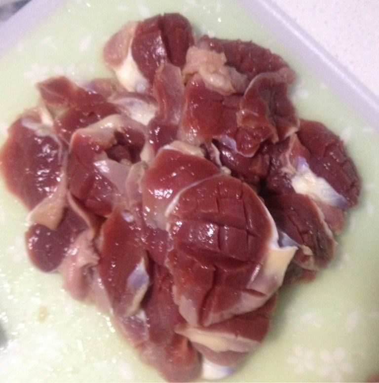 麻辣鸡胗,<a style='color:red;display:inline-block;' href='/shicai/ 100'>鸡胗</a>从中间片开，打上刀花