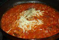 意大利蔬菜汤,最后，加入<a style='color:red;display:inline-block;' href='/shicai/ 533'>意大利面</a>段，调入盐、<a style='color:red;display:inline-block;' href='/shicai/ 134340'>黑胡椒粉</a>、<a style='color:red;display:inline-block;' href='/shicai/ 10588'>糖</a>和<a style='color:red;display:inline-block;' href='/shicai/ 2784'>欧芹</a>碎拌匀即可