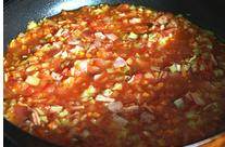 意大利蔬菜汤,倒入清水搅匀，盖上盖子小火煮15分钟