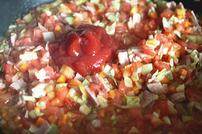 意大利蔬菜汤,加入适量<a style='color:red;display:inline-block;' href='/shicai/ 699'>番茄酱</a>翻炒均匀