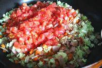 意大利蔬菜汤,加入<a style='color:red;display:inline-block;' href='/shicai/ 741'>香叶</a>炒出香味，加入<a style='color:red;display:inline-block;' href='/shicai/ 25'>胡萝卜</a>丁、<a style='color:red;display:inline-block;' href='/shicai/ 3508'>卷心菜</a>片和番茄丁，翻炒均匀