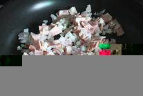 意大利蔬菜汤,热锅中倒入油，倒入培根片、<a style='color:red;display:inline-block;' href='/shicai/ 29'>洋葱</a>丁、大蒜细碎翻炒