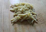 意大利蔬菜汤,意面煮熟，捞出沥干水分，切成小段，备用